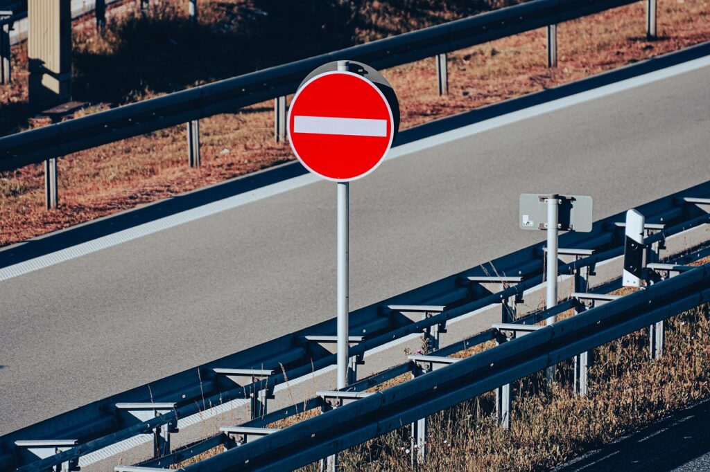 https://pixabay.com/pl/photos/znak-drogowy-droga-autostrada-6961250/ Jak po 60 znieść krytykę?